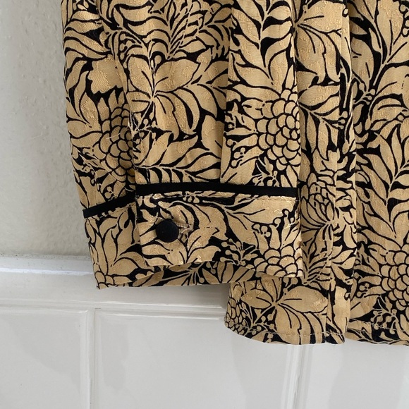 Top Shop NWOT Size US 4 Long Sleeve Blouse with gold & black floral print button - Picture 7 of 12